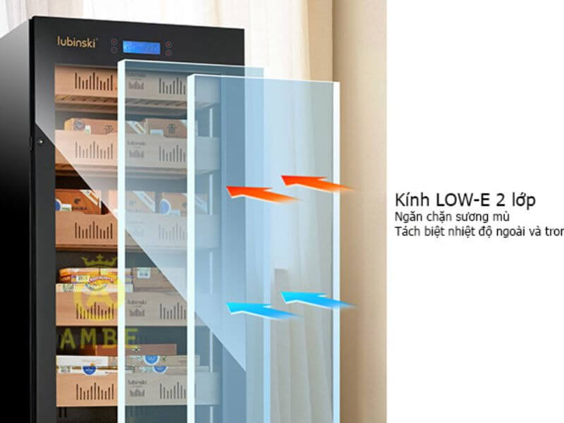 Cửa kính LOW-E 2 lớp ngăn cản sự ảnh hưởng của môi trường bên ngoài đối với xì gà được bảo quản ở trong tủ